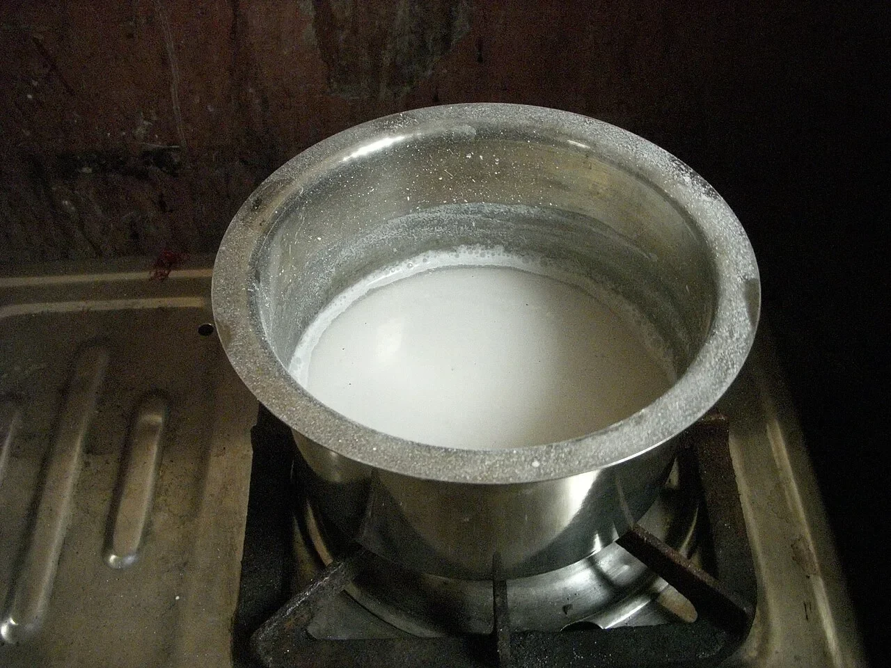 锅里的氢氧化钙悬浊液